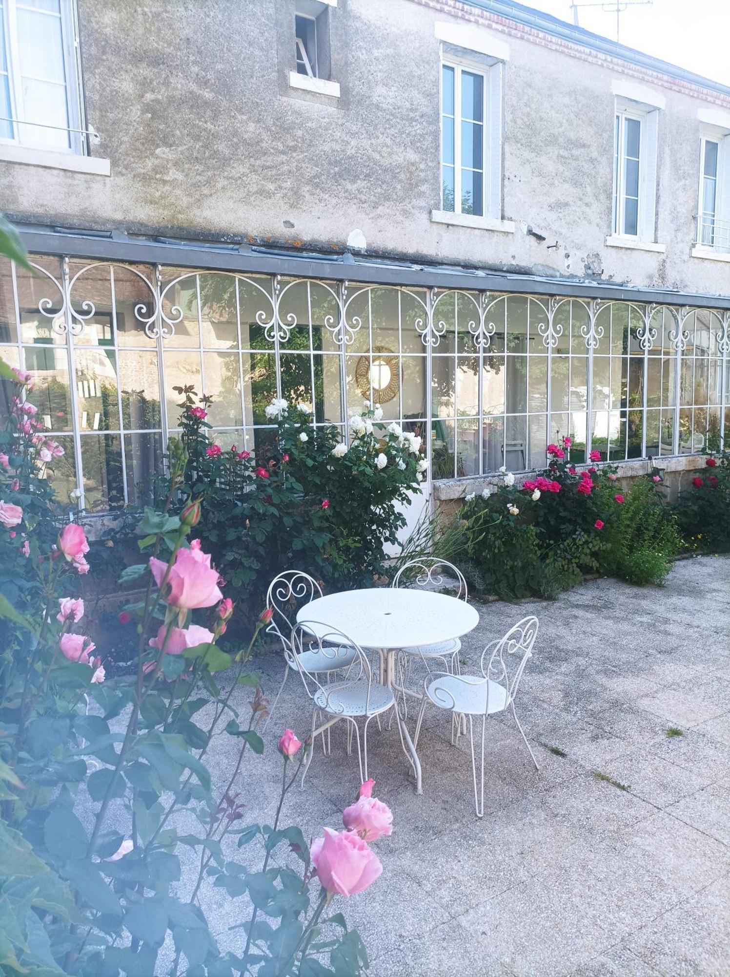 Le Relais Des Roses- Chambres D'Hotes Vatan Екстер'єр фото